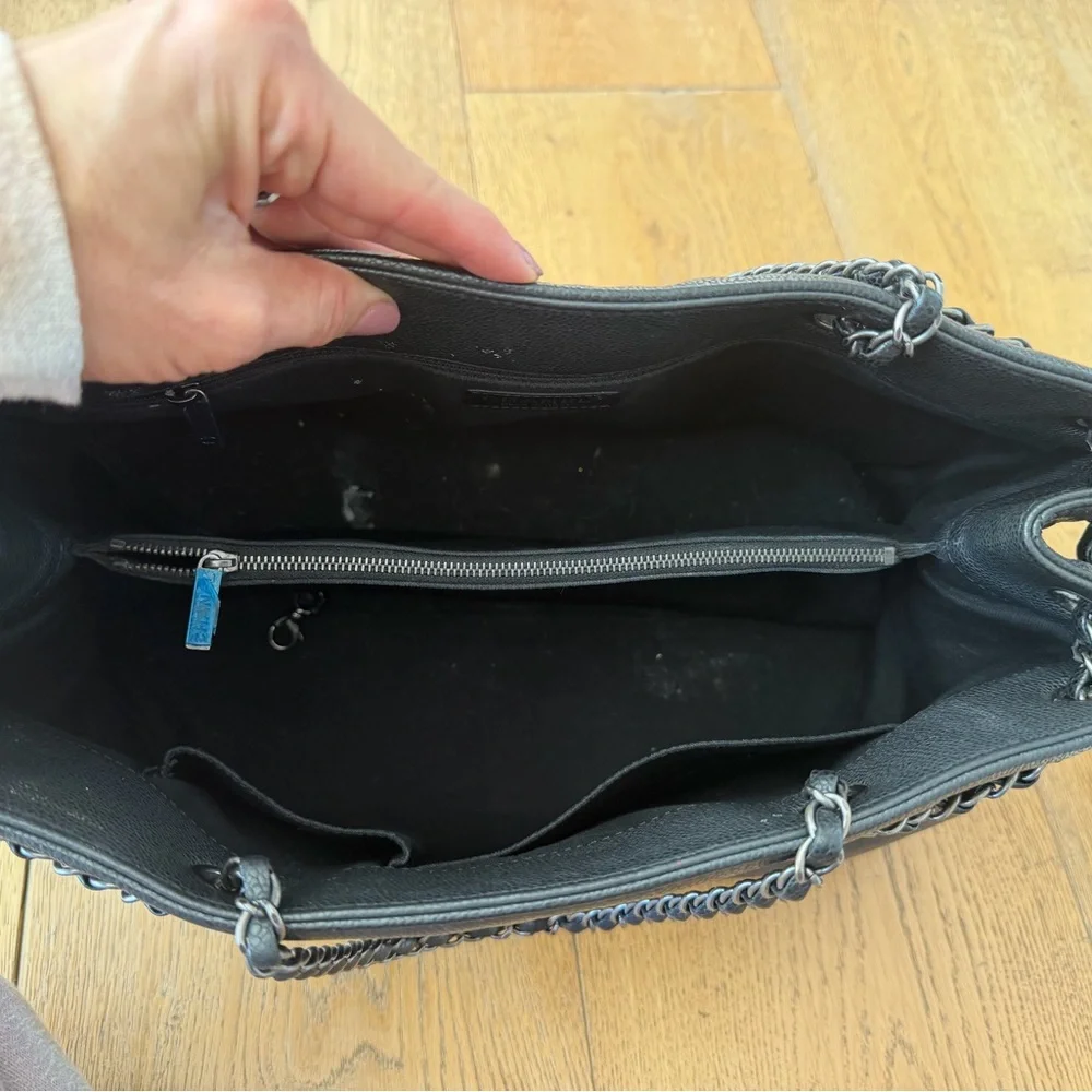 CHANEL Elegant Black Leather Shoulder Bag - Picture 5 of 10